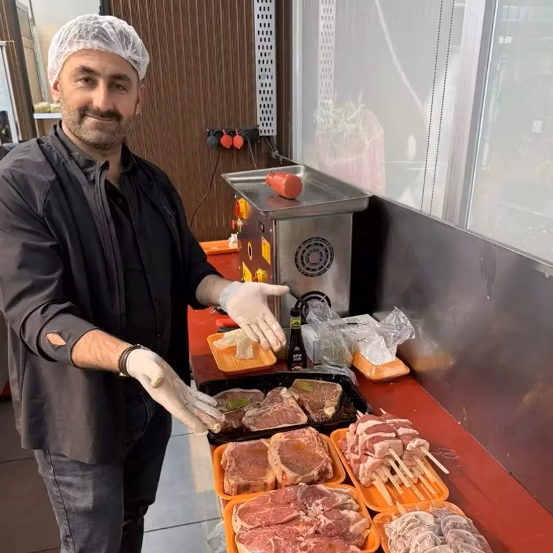 Gülay Gurme Market bone takan kasap personeli