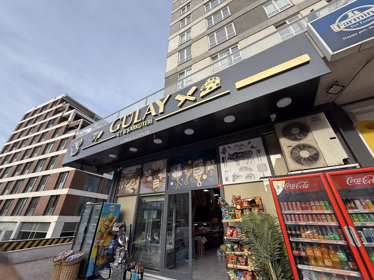 Gülay Gurme Market mağaza girişi